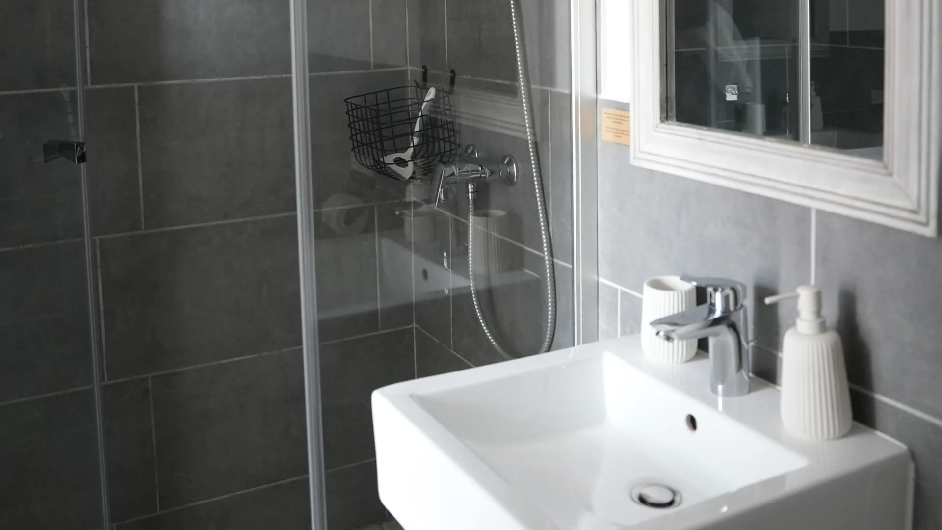 Salle de bain privative avec douche à l'italienne, vasque carrée blanche, robinetterie chromée et miroir encadré blanc, chambre luxe de l'Hôtel Savel à Ruoms en Ardèche
