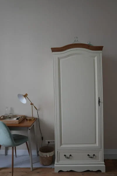 Chambre Premium de l’Hôtel Savel à Ruoms coin détente lumineux climatisation et WiFi