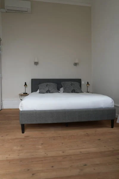 Chambre Premium de l’Hôtel Savel à Ruoms décoration en bois ambiance chaleureuse climatisation et WiFi