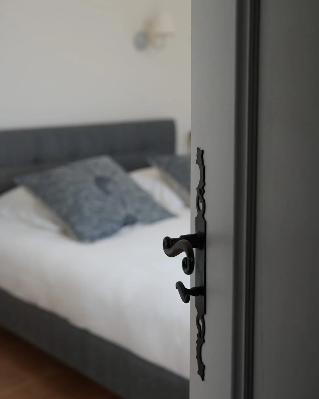 Chambre Premium de l'Hôtel Savel à Ruoms avec lit confortable, climatisation et Wifi - chambre de charme à Ruoms