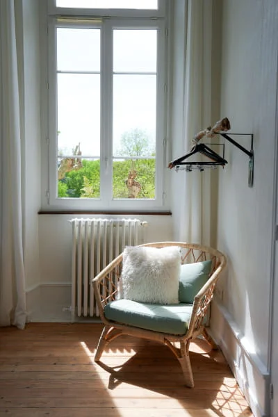 Chambre Premium de l’Hôtel Savel à Ruoms vue depuis la fenêtre environnement calme et lumineux