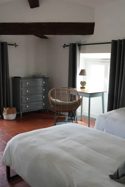 Coin détente calme de la chambre Confort lits jumeaux climatisée à l'Hôtel Savel à Ruoms en Ardèche