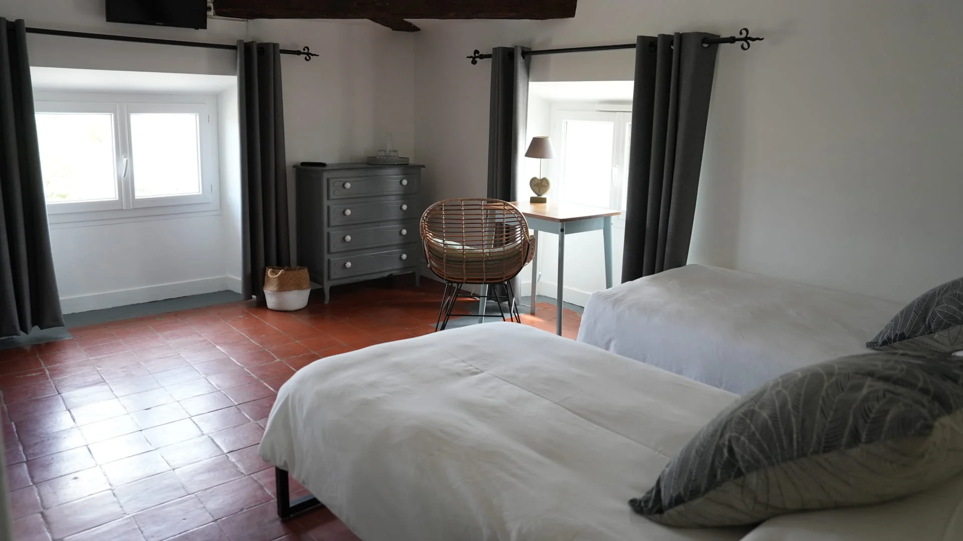 Espace bureau lumineux de la chambre Confort lits jumeaux climatisée à l'Hôtel Savel à Ruoms en Ardèche