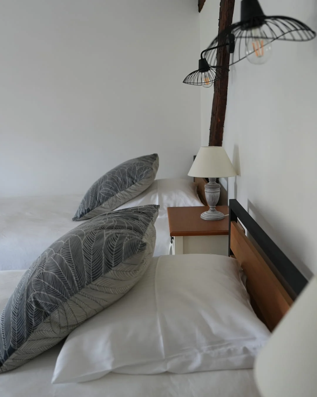 Comfortable twin beds 2x90cm with air conditioning in the twin room at Hotel Savel Ruoms, Ardèche