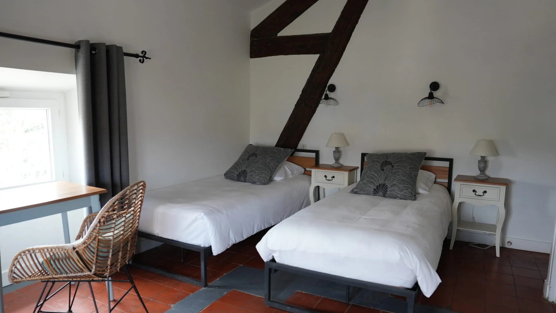 Lits séparés confortables 2x90cm de la chambre Confort lits jumeaux climatisée à l'Hôtel Savel à Ruoms