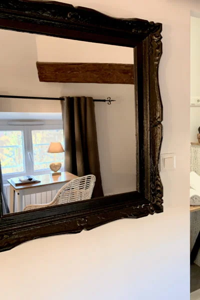 Rangements pratiques de la chambre Confort lits jumeaux climatisée à l'Hôtel Savel à Ruoms en Ardèche