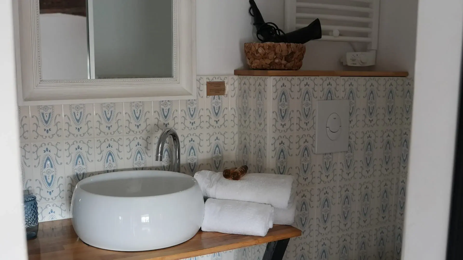 Salle de bain moderne de la chambre Confort lits jumeaux climatisée à l'Hôtel Savel à Ruoms en Ardèche