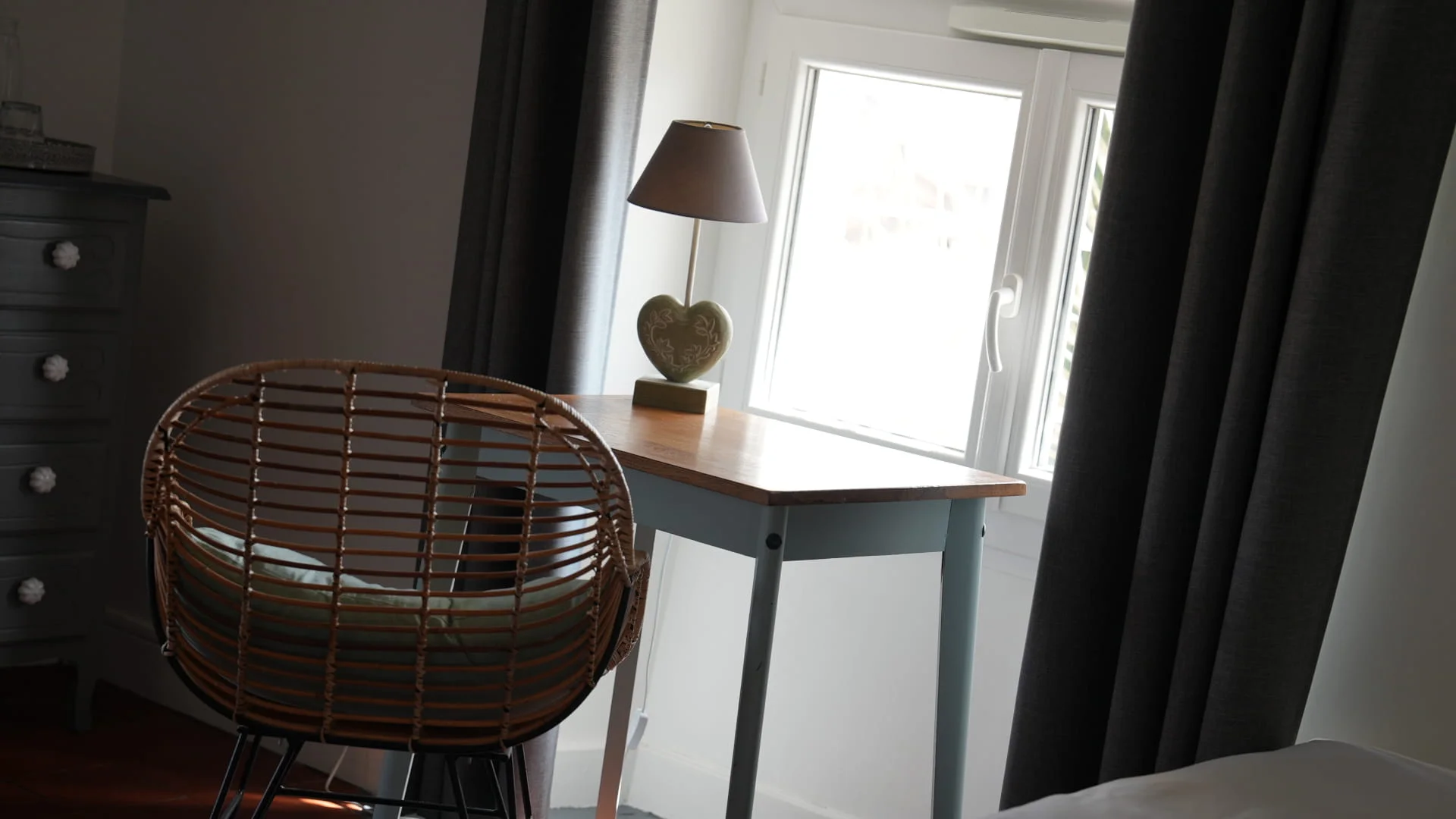 Vue calme depuis la fenêtre de la chambre Confort lits jumeaux climatisée à l'Hôtel Savel à Ruoms en Ardèche