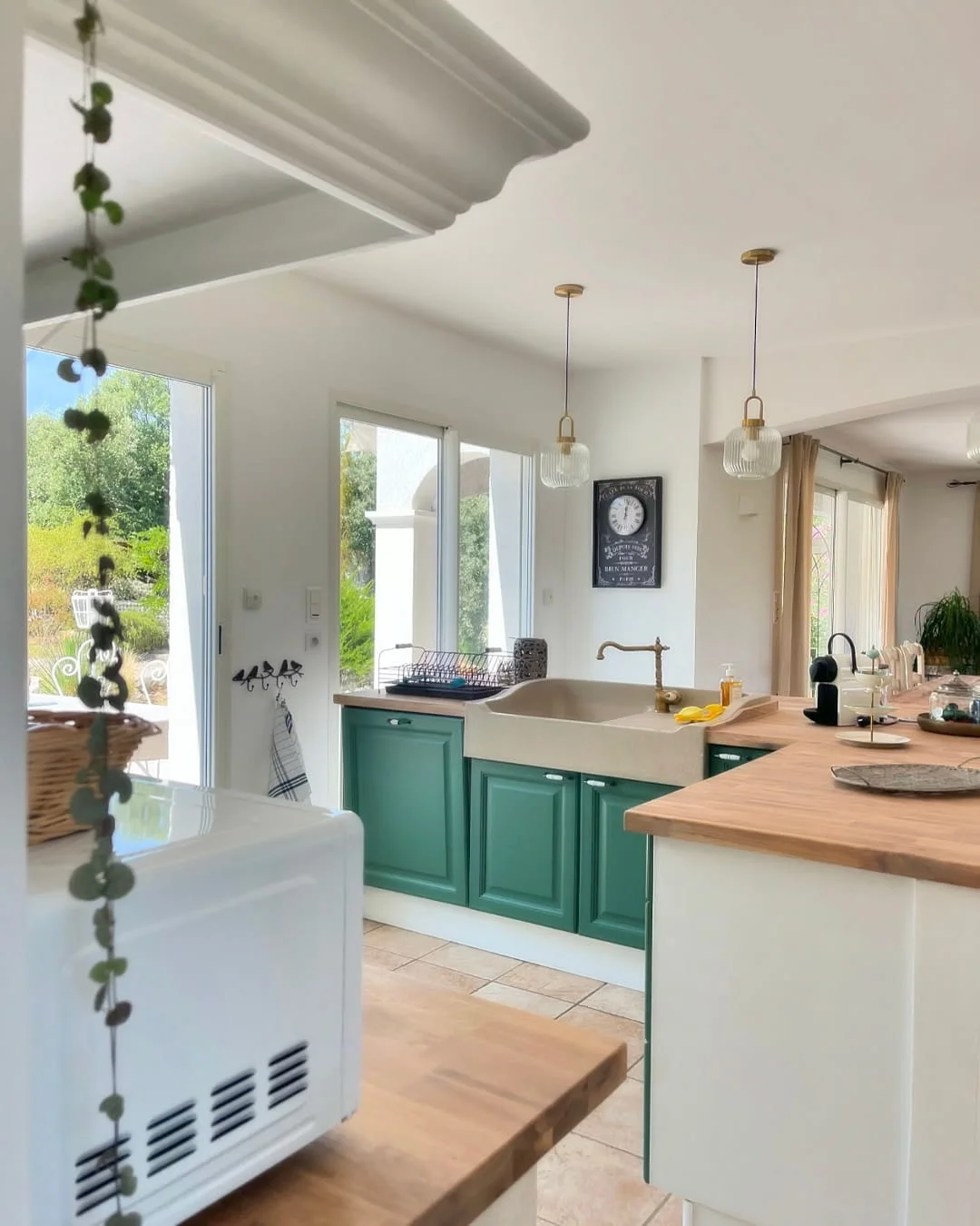 Cuisine ouverte équipée de la maison de vacances Labeaume pour 4 personnes