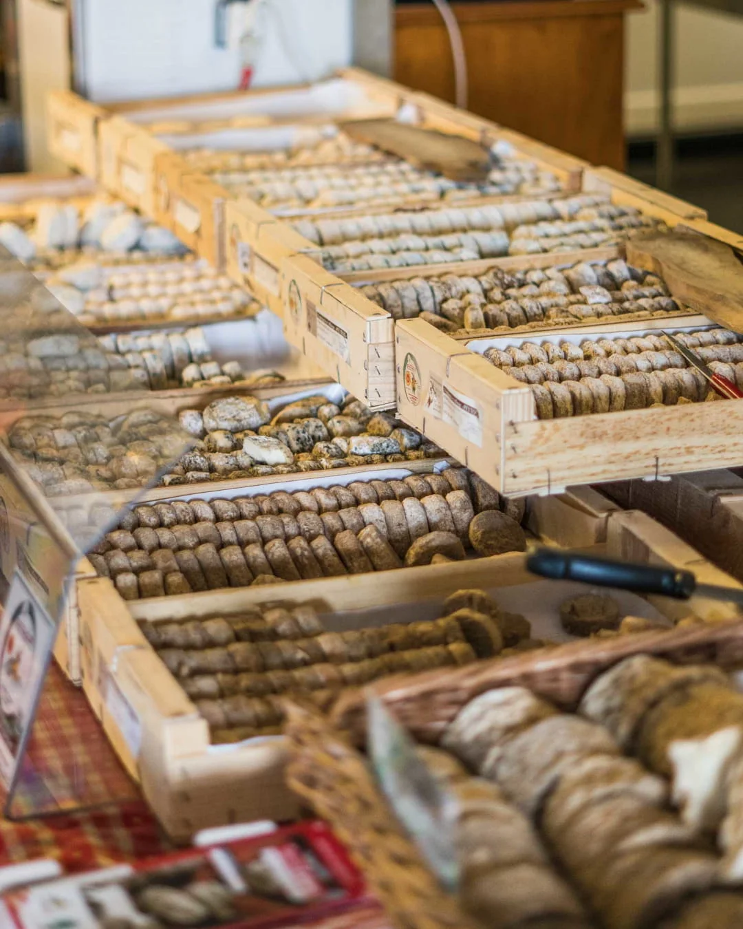 Étals de charcuterie artisanale typique des marchés d’Ardèche