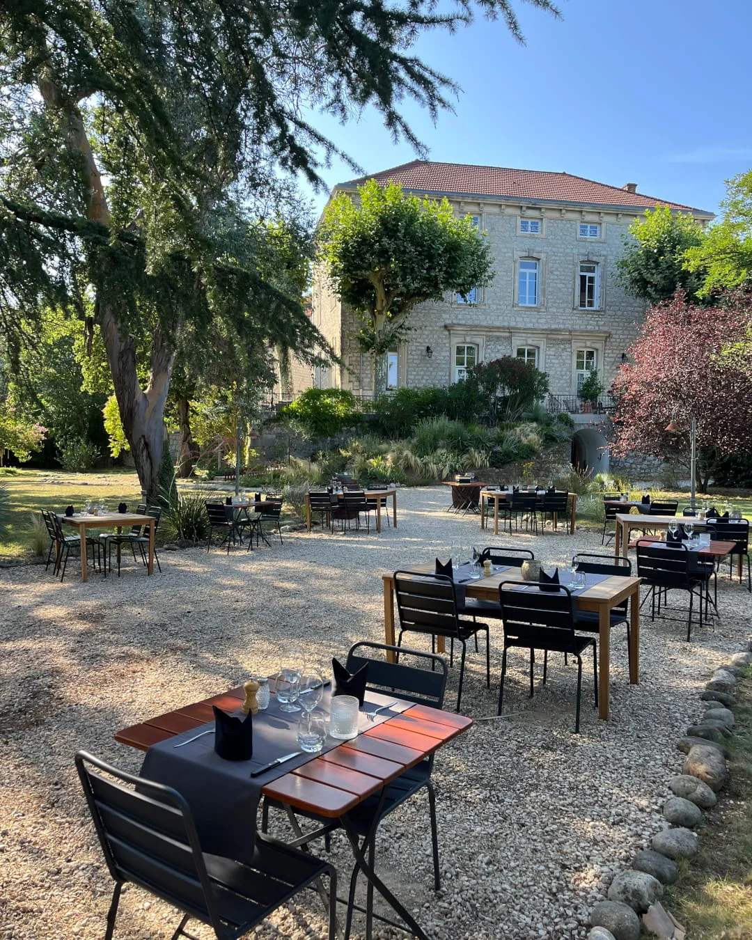 Im Restaurant des Hotel Savel in Ruoms, auf der Terrasse, die sich im Herzen des Parks befindet