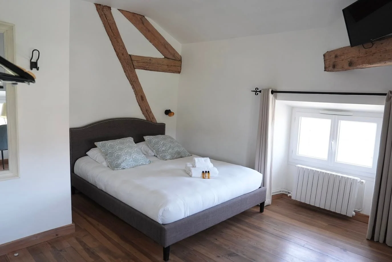 Comfort Suite with double bed, exposed wooden beams and TV at Hotel Savel Ruoms, Ardèche - Hotel suite in Ruoms