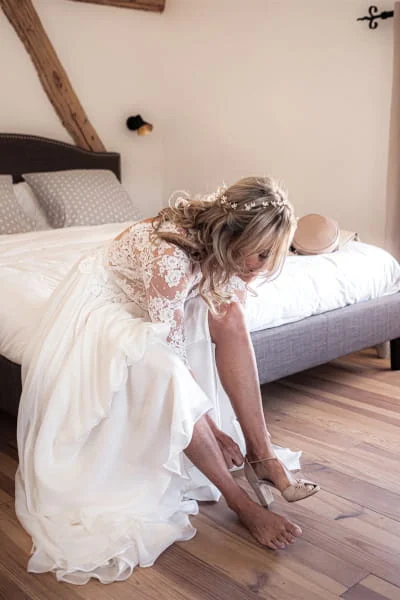 Mariée se préparant dans la Suite Confort de l'Hôtel Savel à Ruoms, idéale pour une nuit de noces en Ardèche