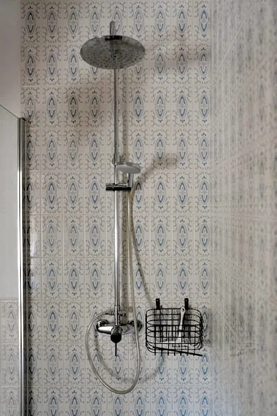 Pommeau de douche et carrelage décoratif de la salle de bain de la Suite Confort à l'Hôtel Savel Ruoms
